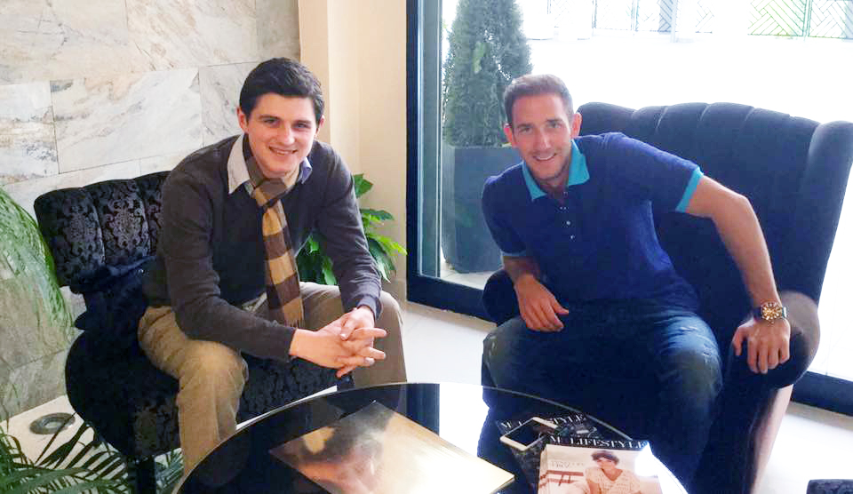 Verleger Julien Backhaus mit Makler Marcel Remus in seinem Büro in Palma