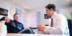 Torben Käselow in seinem Büro im Gespräch mit Julien Backhaus