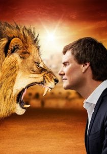 Carsten Maschmeyer lächelt den anderen Löwen nur ins Gesicht.